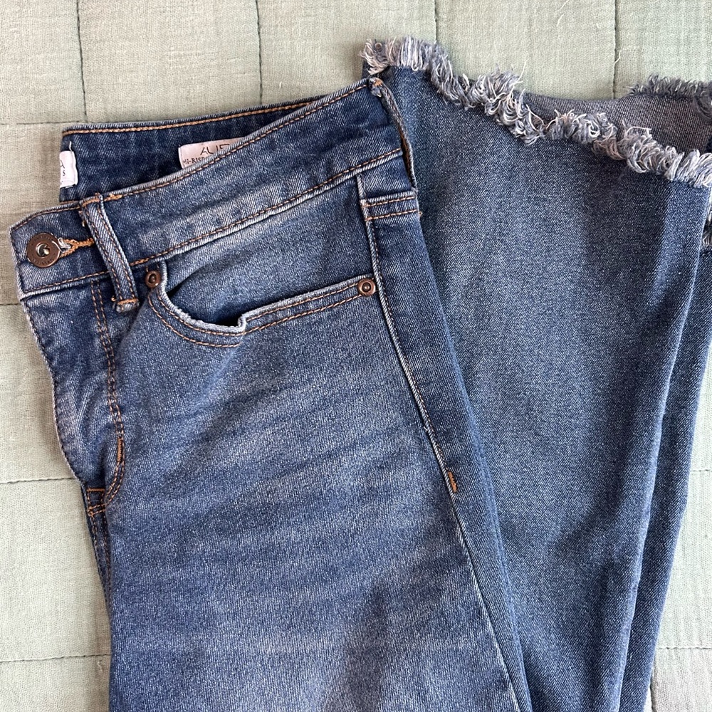 SOFIA jeans distressed hem, no rips, mid tone blue wash denim.Stretchy size 2/26